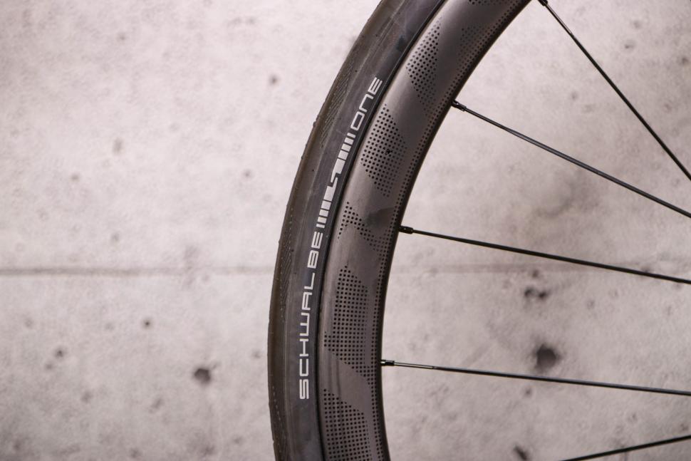 2021 Scott Addict RC 15 Prism - tyre.jpg