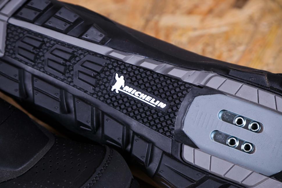 2021 Shimano MW7 GORE-TEX SPD Shoes - sole detail.jpg