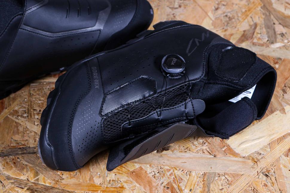 2021 Shimano MW7 GORE-TEX SPD Shoes - velcro cover open.jpg