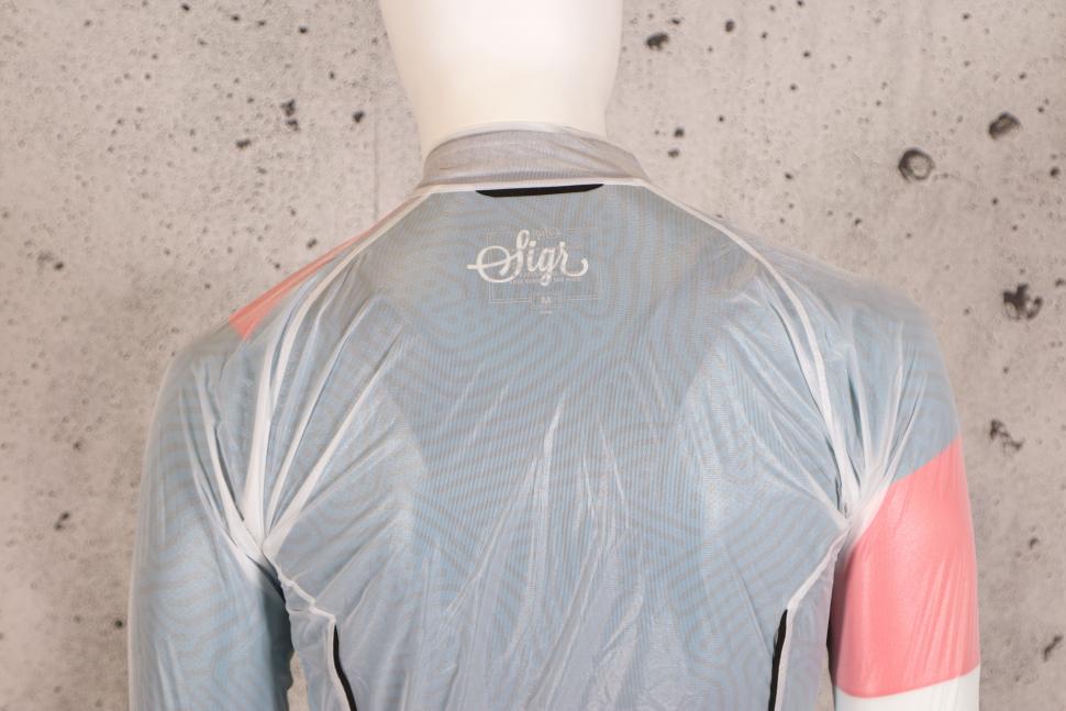 2021 Sigr Nackrosleden Transparant Pro cycling Wind-Rain jacket - shoulders.jpg