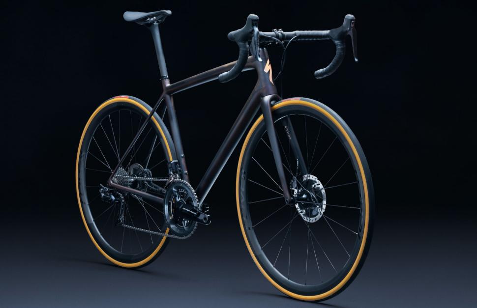 2021 Specialized Aethos Roval Alpinist three-quarter - 1.jpeg