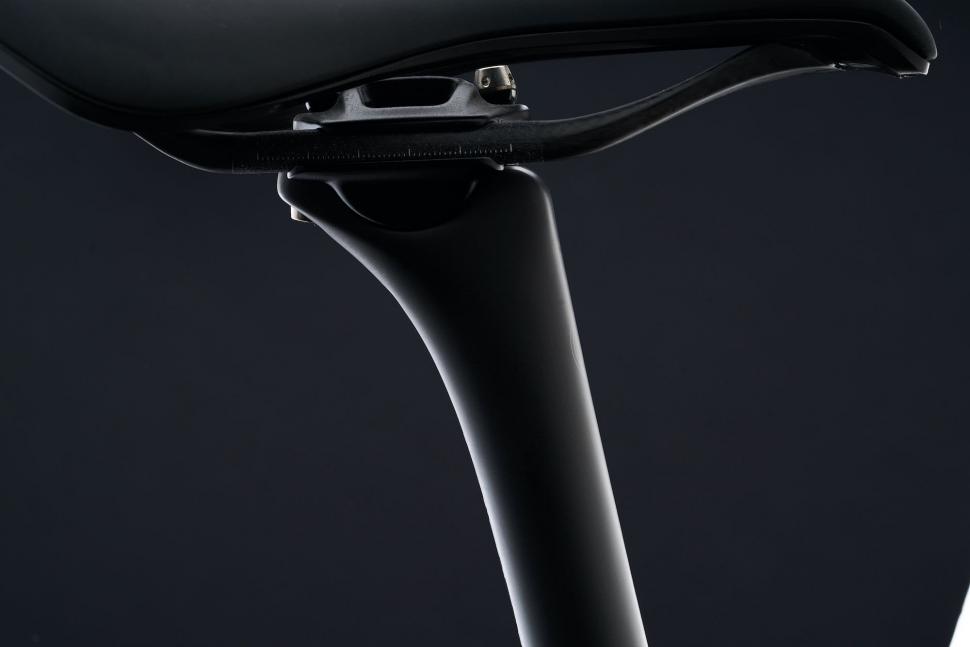 2021 Specialized Aethos seatpost - 1.jpeg
