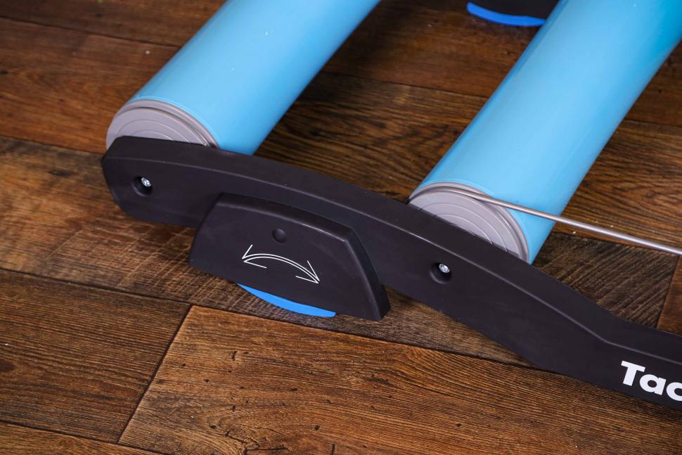 2021 Tacx Galaxia Advanced Roller Trainer - rear roller detail.jpg