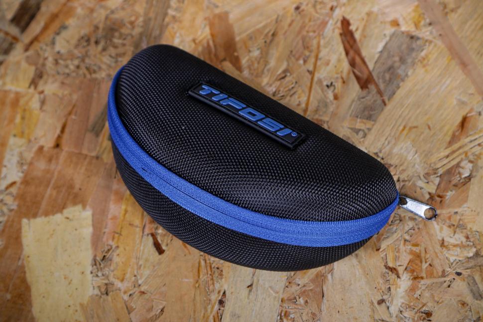 2021 Tifosi Slice Fototec Light Night Lens Sunglasses - case.jpg