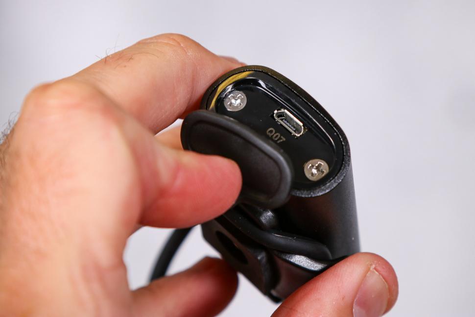 2021 Topeak Headlux 450 USB front light - charging port.jpg