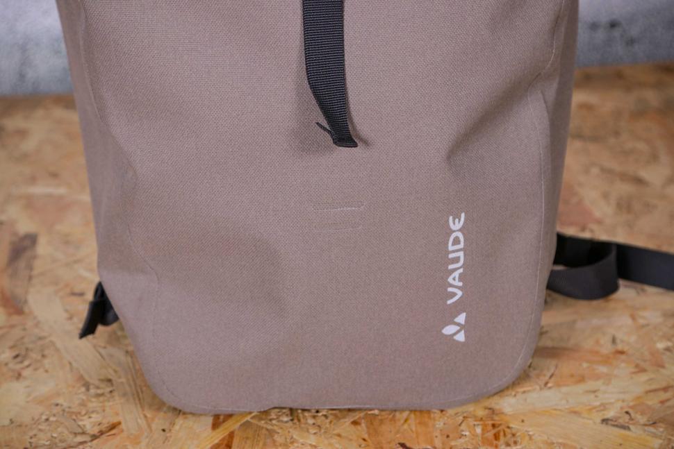 2021 Vaude Isny 11 Coconut Backpack - bag base.jpg
