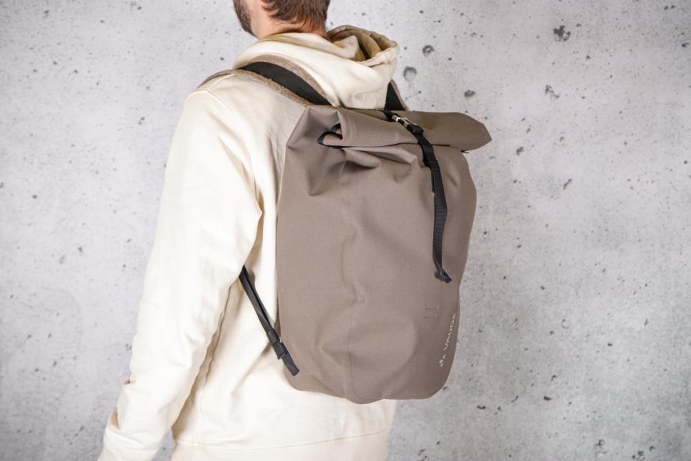 2021 Vaude Isny 11 Coconut Backpack - side.jpg
