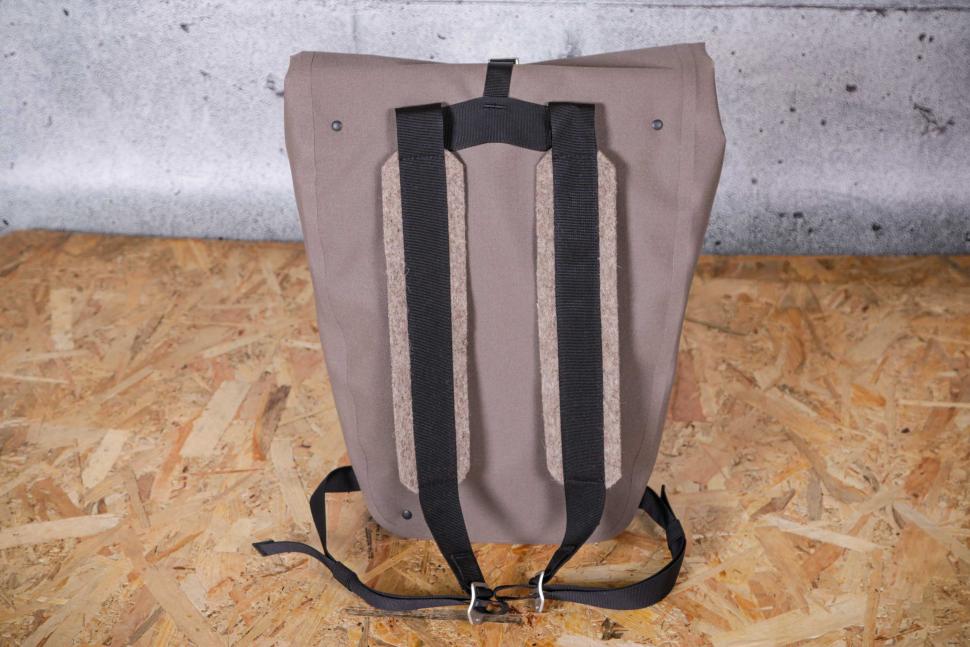 2021 Vaude Isny 11 Coconut Backpack - straps.jpg