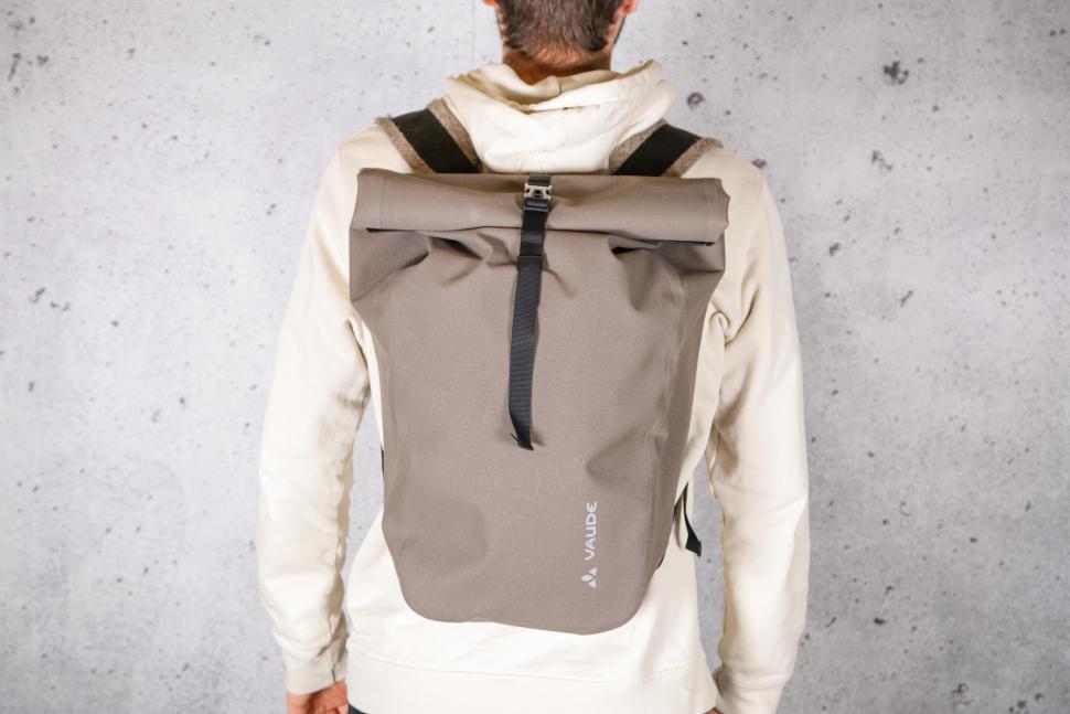 2021 Vaude Isny 11 Coconut Backpack - worn.jpg
