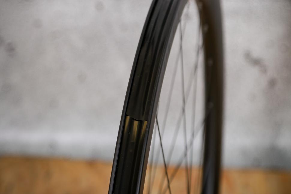 2021 VEL 38 RSL Carbon Tubeless Disc Wheelset - rim bed.jpg