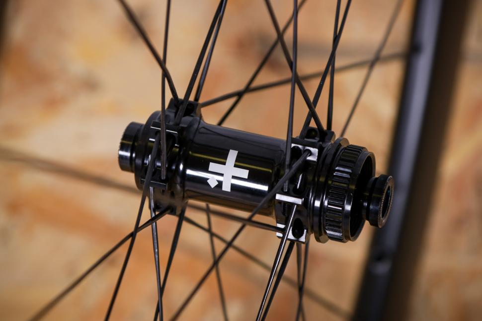 2021 VEL 50 RL Carbon Tubeless Disc Wheelset - front hub.jpg