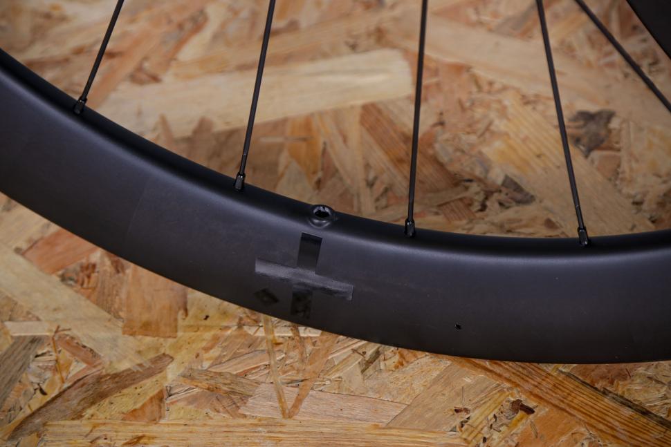 2021 VEL 50 RL Carbon Tubeless Disc Wheelset - valve hole.jpg