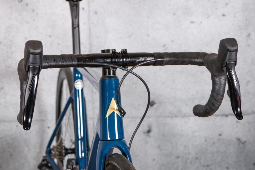 2021 Vitus Vitesse Evo - bars 1.jpg