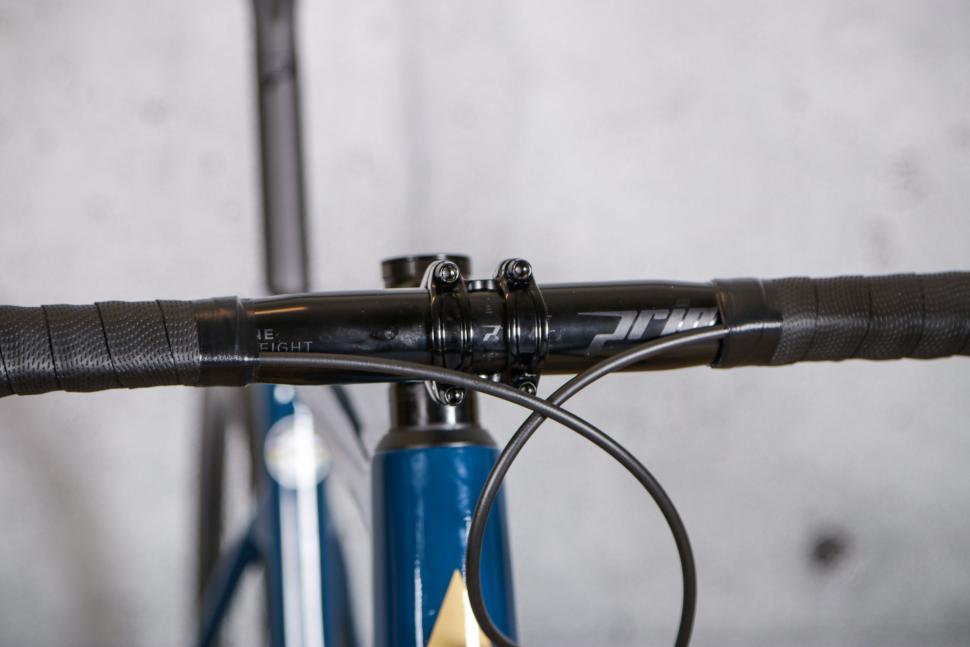 2021 Vitus Vitesse Evo - bars 2.jpg