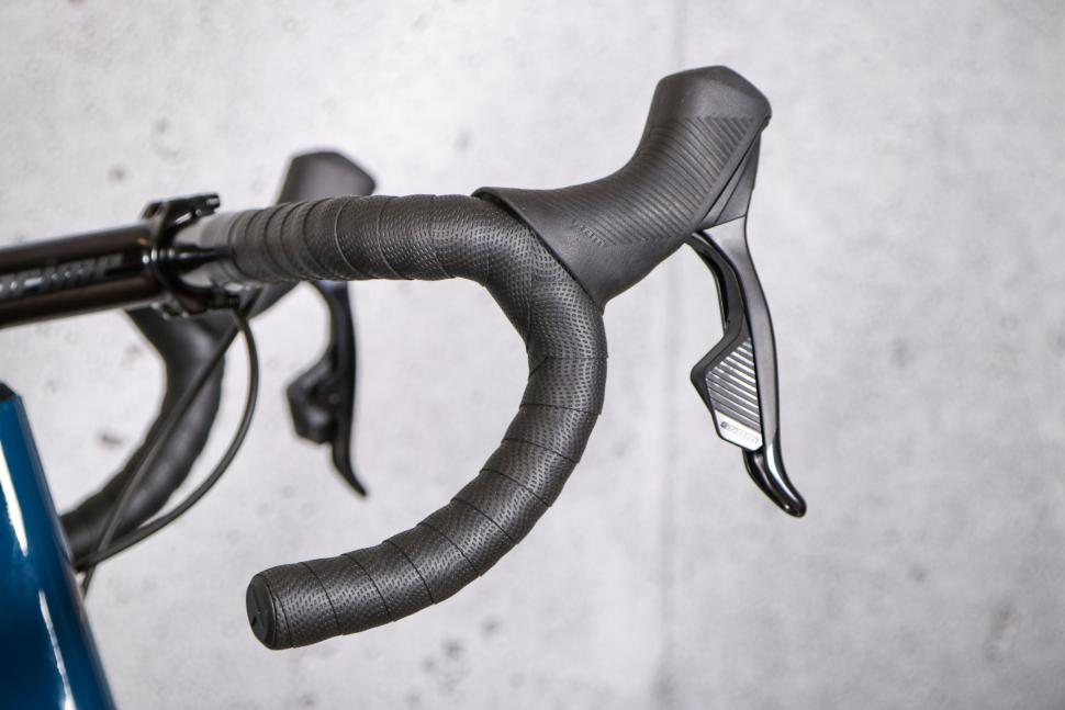 2021 Vitus Vitesse Evo - bars and lever.jpg