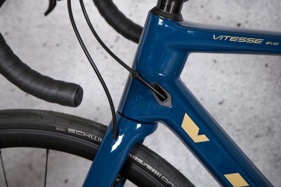 2021 Vitus Vitesse Evo - cable route.jpg
