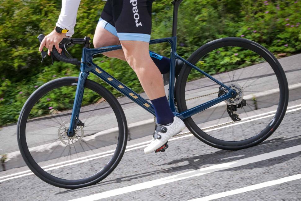 2021 Vitus Vitesse EVO CR eTap AXS - riding 2.jpg