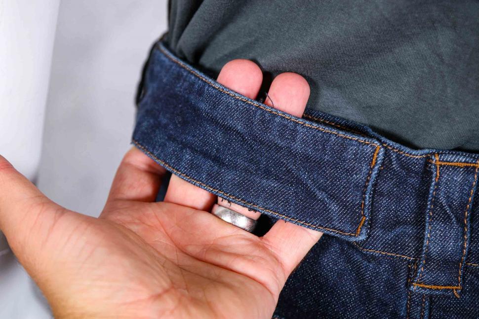 2021 Vulpine Mens Omnia Cycling jeans - lock loop.jpg