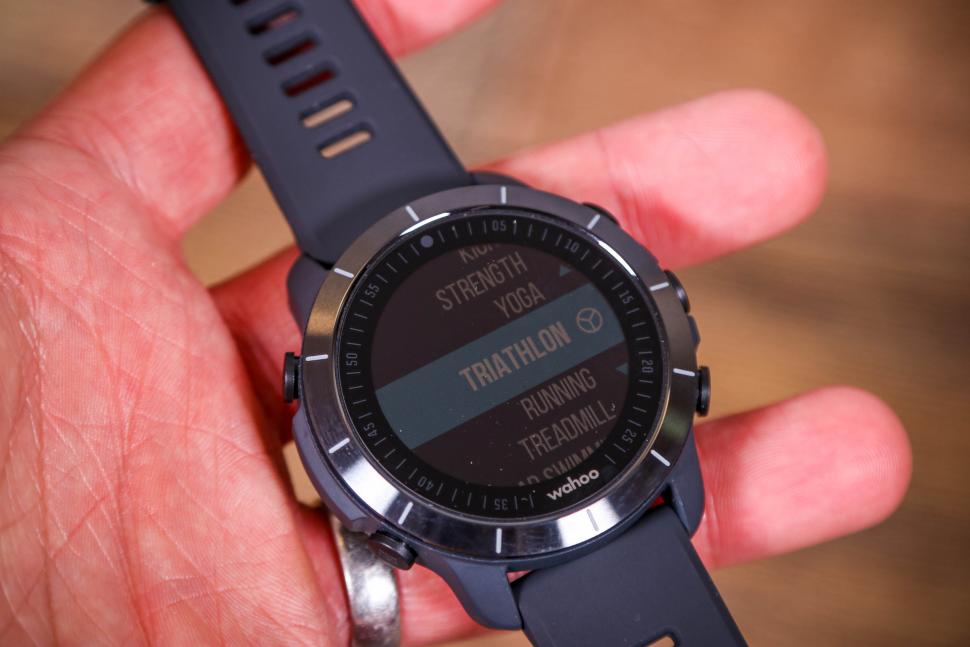 2021 Wahoo ELEMNT RIVAL Multisport Watch - face 3.jpg