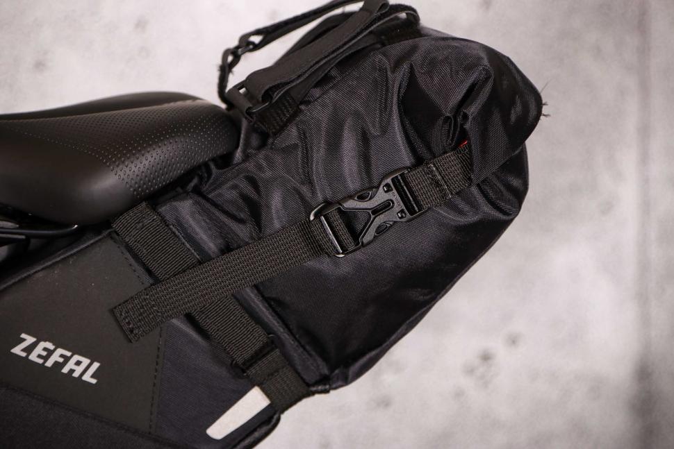 2021 Zefal Z Adventure R5 Waterproof Saddlebag - straps.jpg