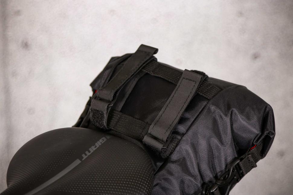 2021 Zefal Z Adventure R5 Waterproof Saddlebag - top straps.jpg
