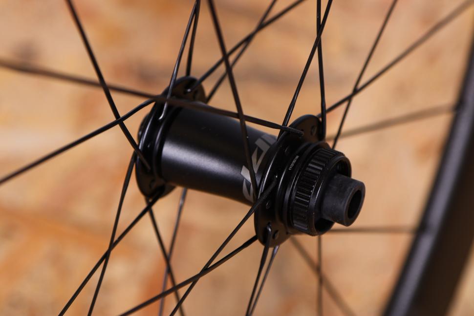 2021 Zipp 404 Firecrest Carbon Tubeless Disc-brake wheelset - front hub.jpg
