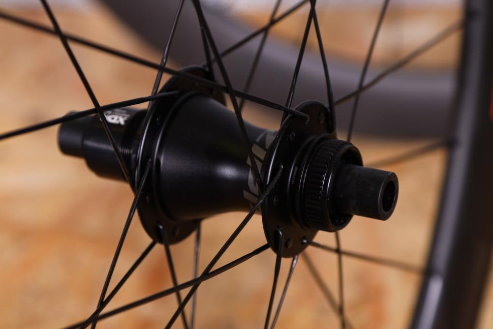 2021 Zipp 404 Firecrest Carbon Tubeless Disc-brake wheelset - rear hub 2.jpg