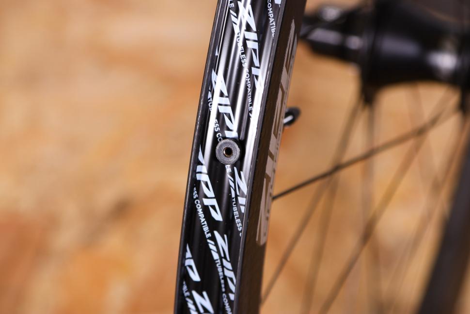 2021 Zipp 404 Firecrest Carbon Tubeless Disc-brake wheelset - rim bed valve.jpg