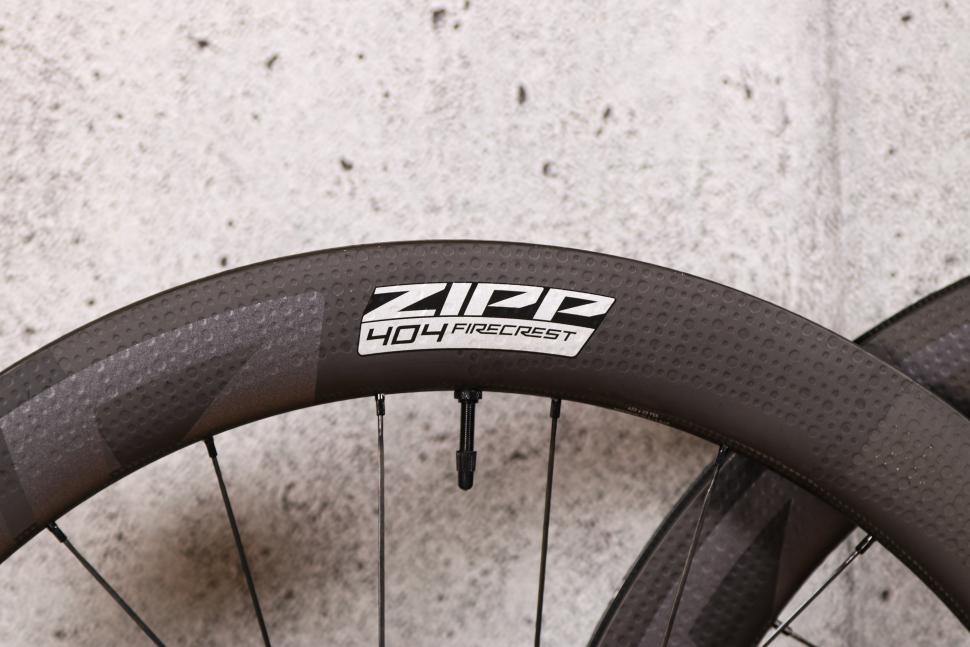2021 Zipp 404 Firecrest Carbon Tubeless Disc-brake wheelset - rim detail 2.jpg