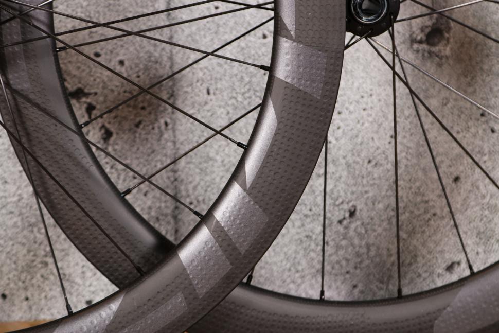 2021 Zipp 404 Firecrest Carbon Tubeless Disc-brake wheelset - rim detail.jpg