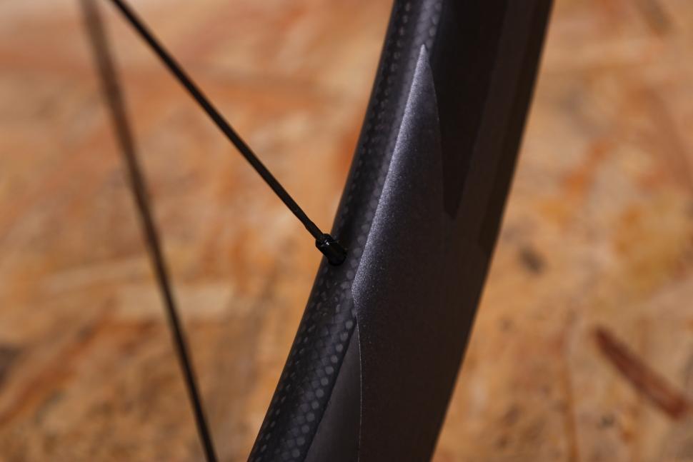 2021 Zipp 404 Firecrest Carbon Tubeless Disc-brake wheelset - spoke nipple.jpg