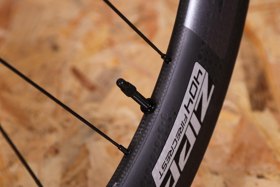 2021 Zipp 404 Firecrest Carbon Tubeless Disc-brake wheelset - valve.jpg