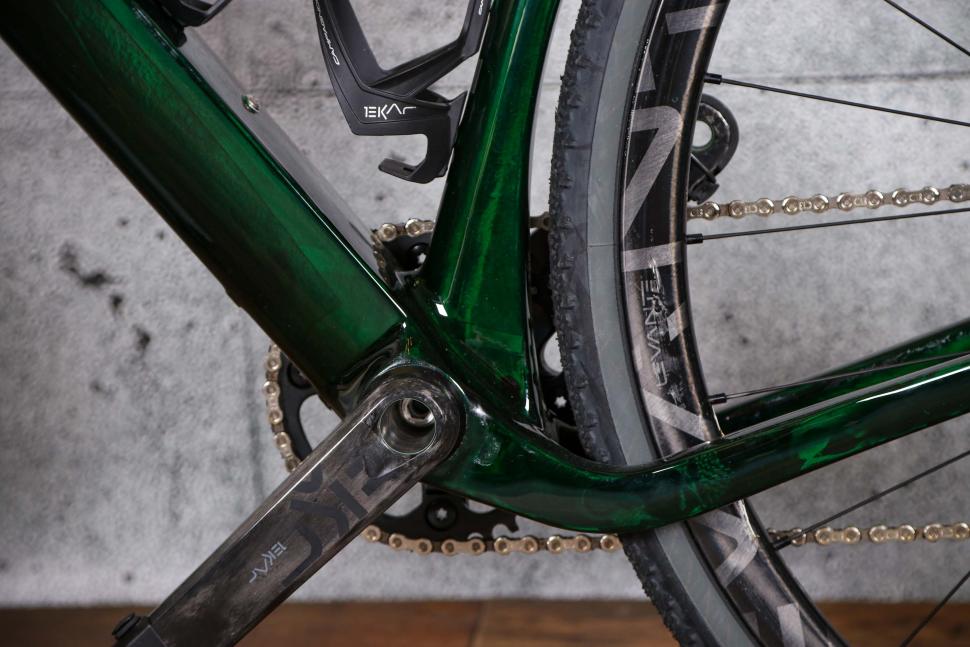 2022 3T Exploro Racemax Ekar 1x13 - bottom bracket and dropped chain stay.jpg