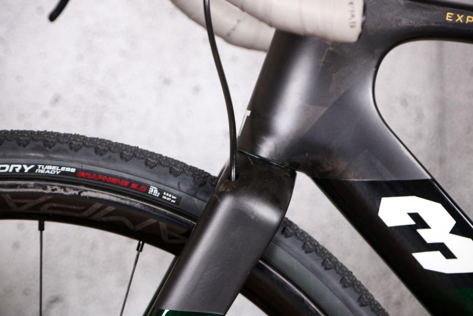 2022 3T Exploro Racemax Ekar 1x13 - fork cable routing.jpg