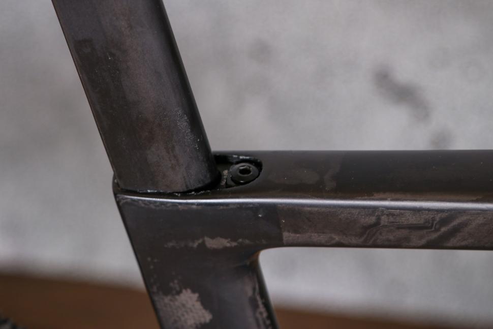 2022 3T Exploro Racemax Ekar 1x13 - seat post bolt.jpg