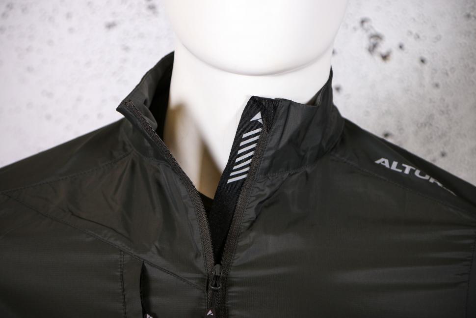 2022 Altura Airstream Men's Windproof Jacket - collar.jpg