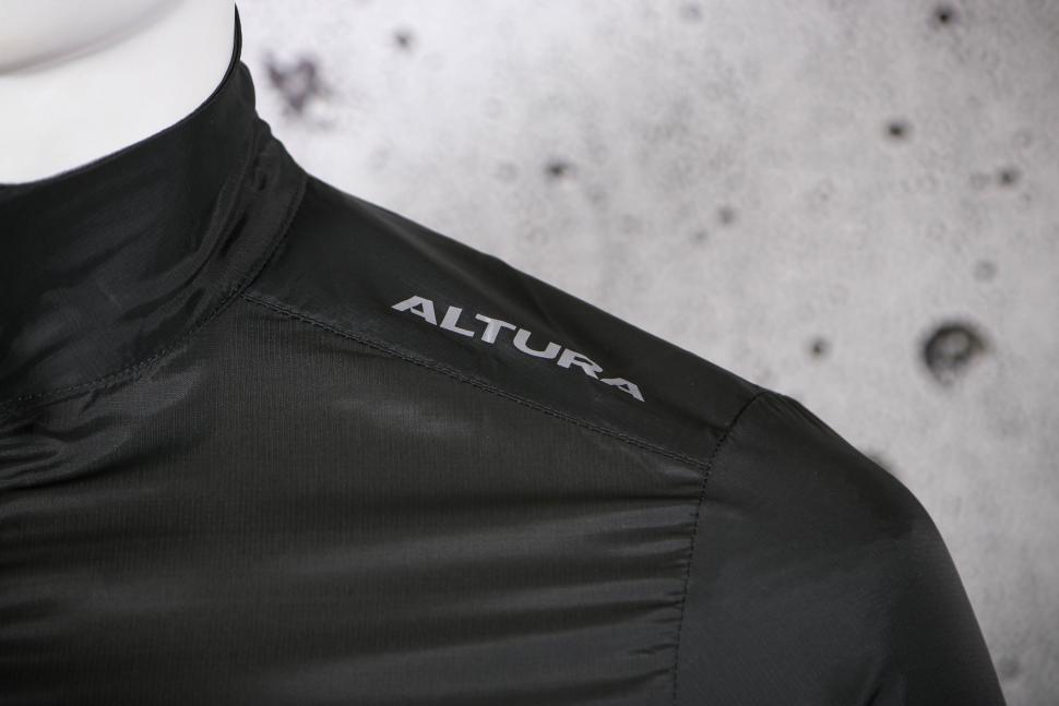2022 Altura Airstream Men's Windproof Jacket - shoulder.jpg
