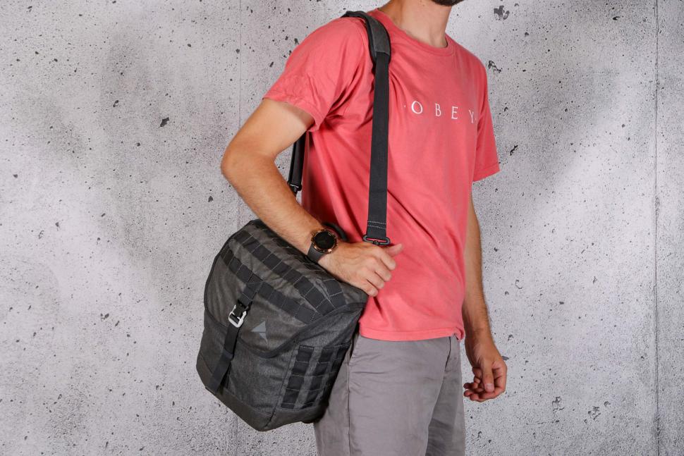 2022 Altura Dryline 32 Panniers - Pair - shoulder strap.jpg