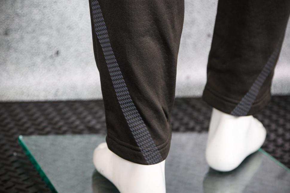 2022 Altura Grid Softshell Pant M Carbon - ankles.jpg