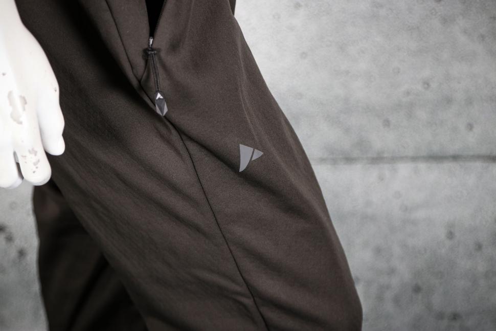2022 Altura Grid Softshell Pant M Carbon - logo.jpg
