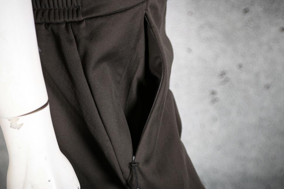 2022 Altura Grid Softshell Pant M Carbon - zip pocket.jpg
