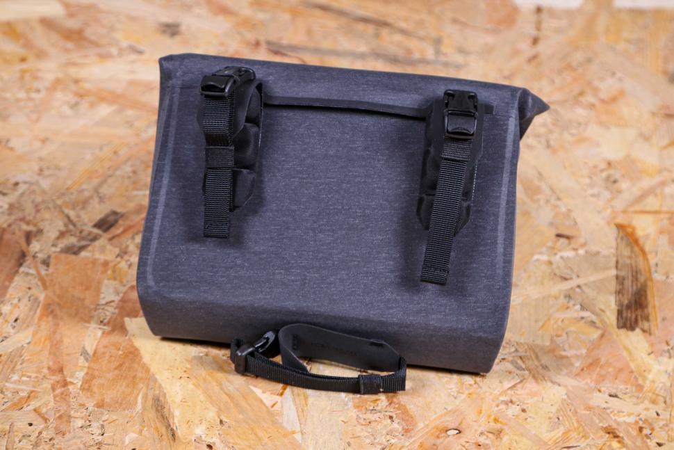 2022 Apidura City Handlebar Pack 2L - back.jpg
