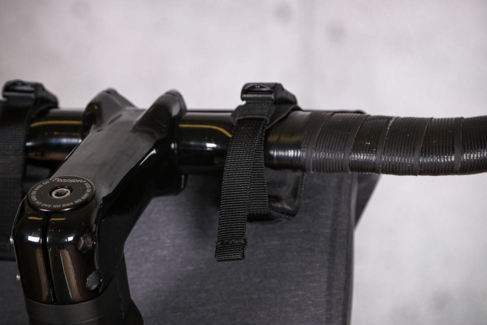 2022 Apidura City Handlebar Pack 2L - bar strap.jpg
