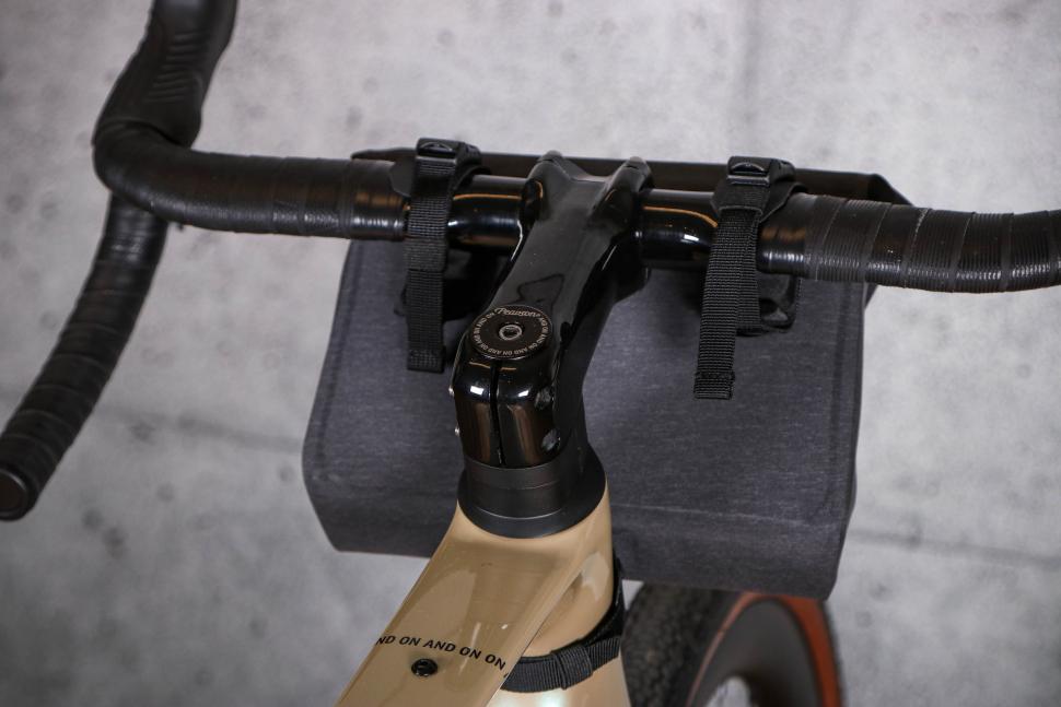 2022 Apidura City Handlebar Pack 2L - on bars back.jpg