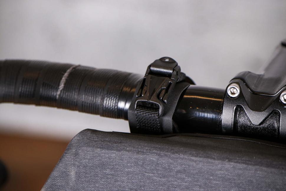 2022 Apidura City Handlebar Pack 2L - clip.jpg