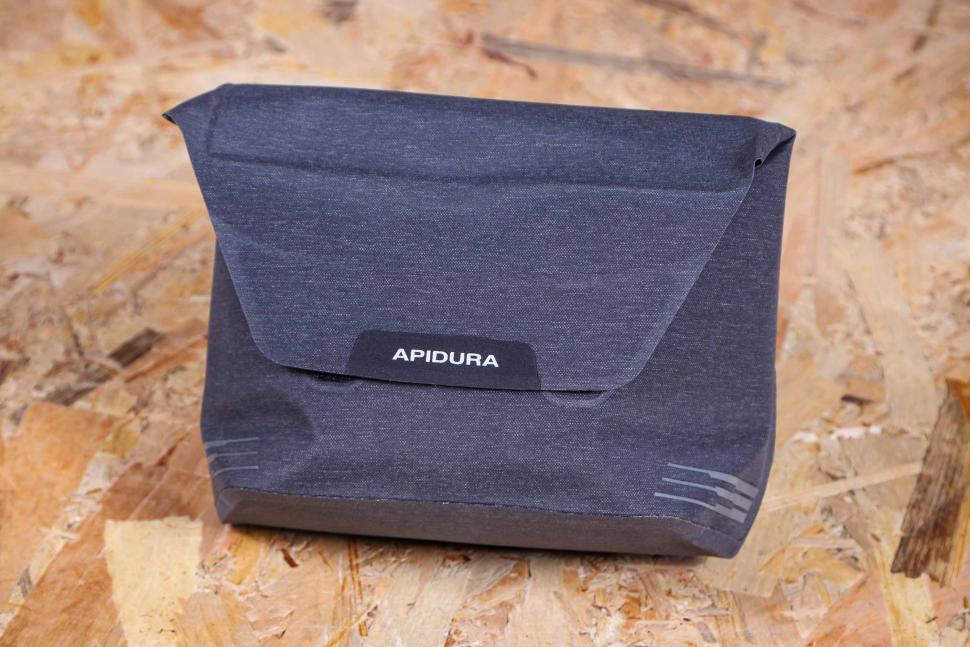 2022 Apidura City Handlebar Pack 2L - front.jpg