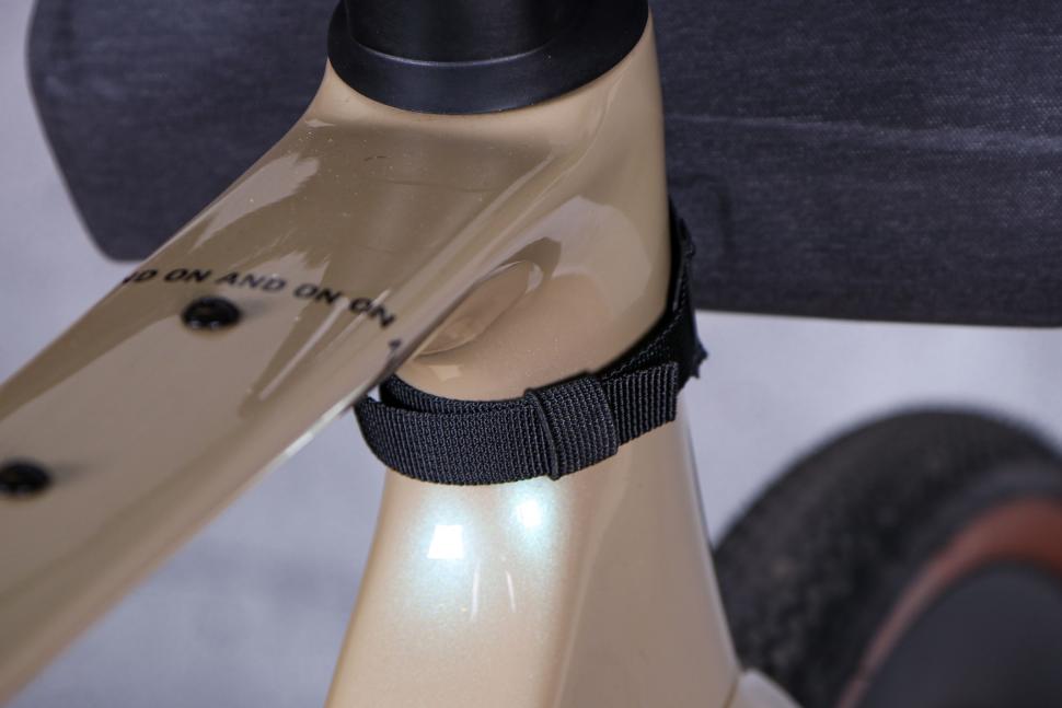 2022 Apidura City Handlebar Pack 2L - head tube strap.jpg