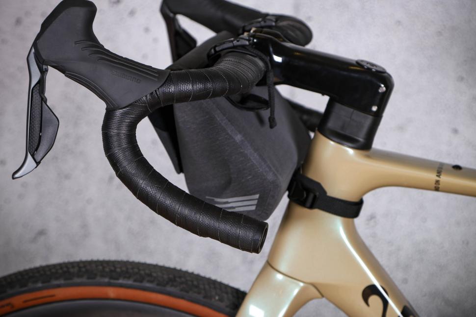 2022 Apidura City Handlebar Pack 2L - from side.jpg