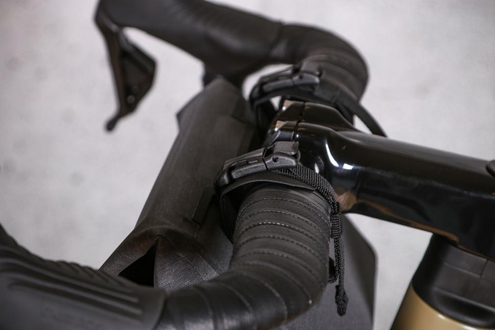 2022 Apidura City Handlebar Pack 2L - strap detail.jpg