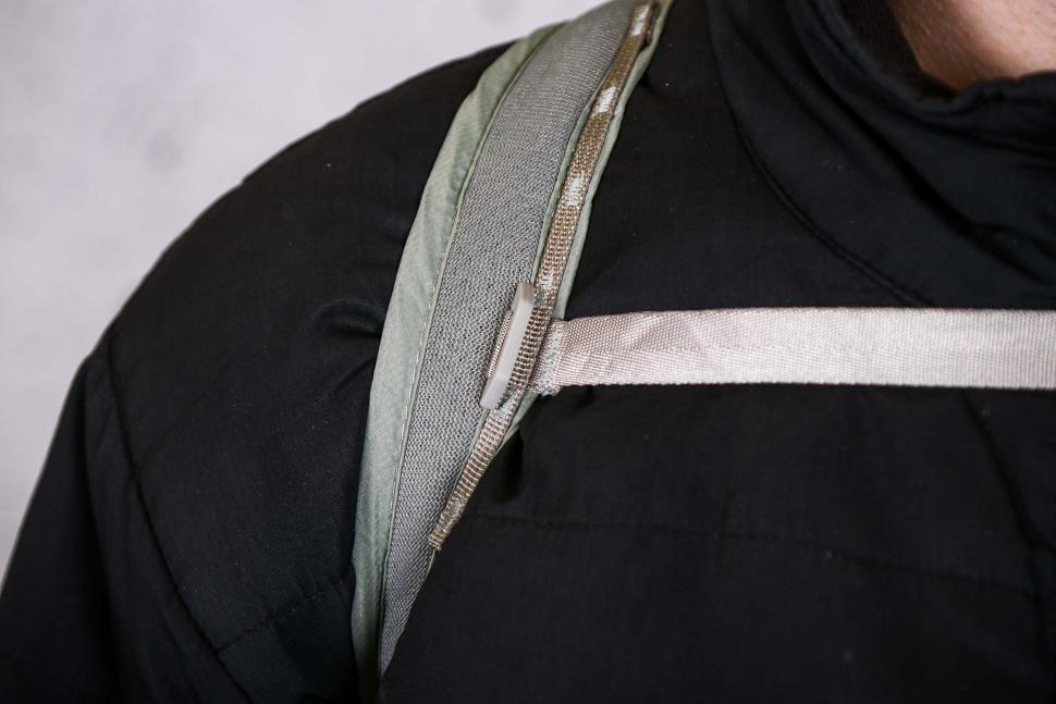 2022 Apidura Packable backpack 13L - chest strap 2.jpg
